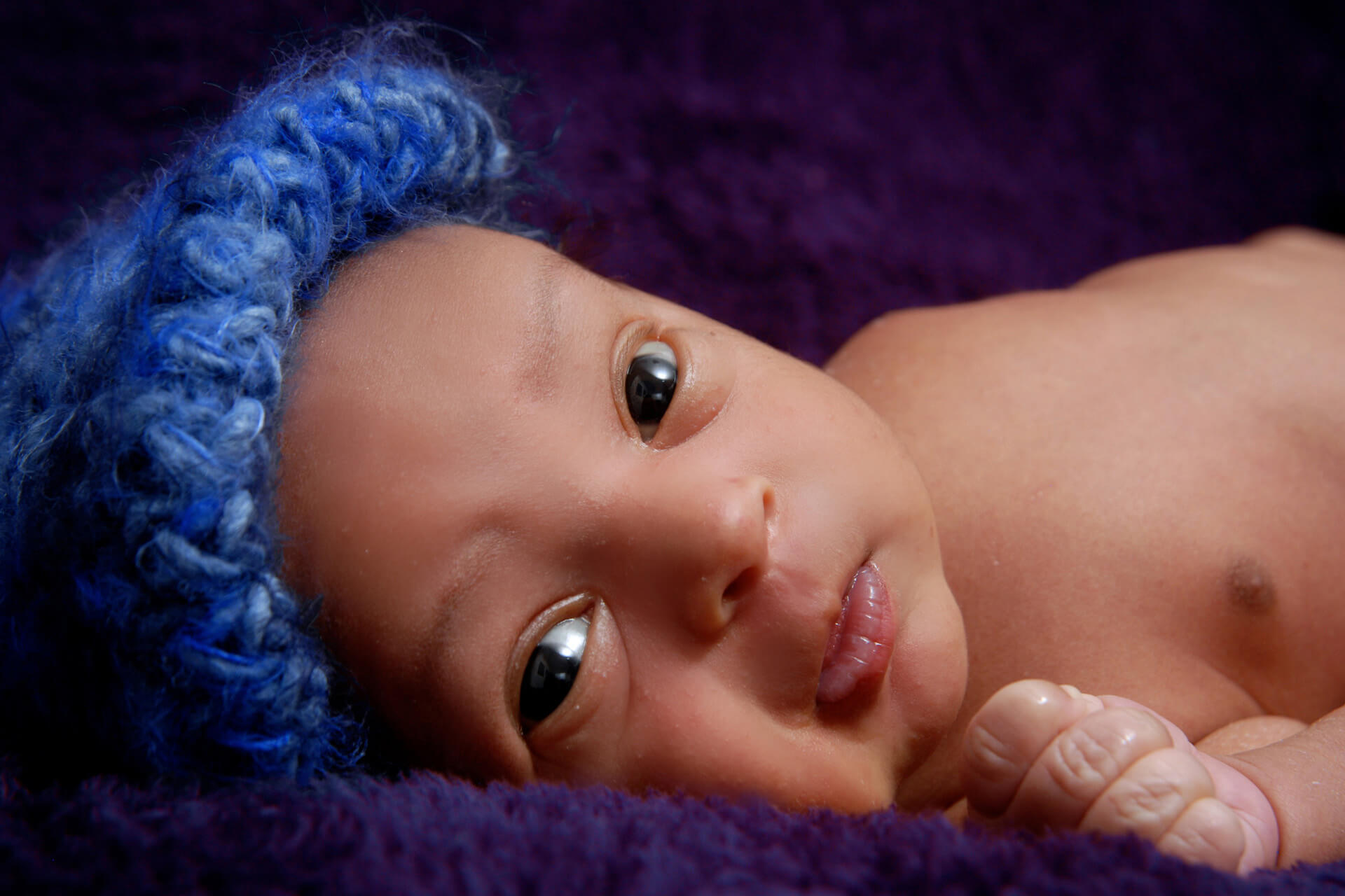 Best Detroit newborn photographer's style of photographing babies awake and alert during lifestyle portrait photography sessions works well with babies in the metro Detroit, Michigan.