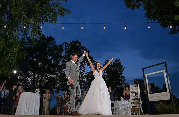 Strawberry Lake Lodge wedding first dance at dusk